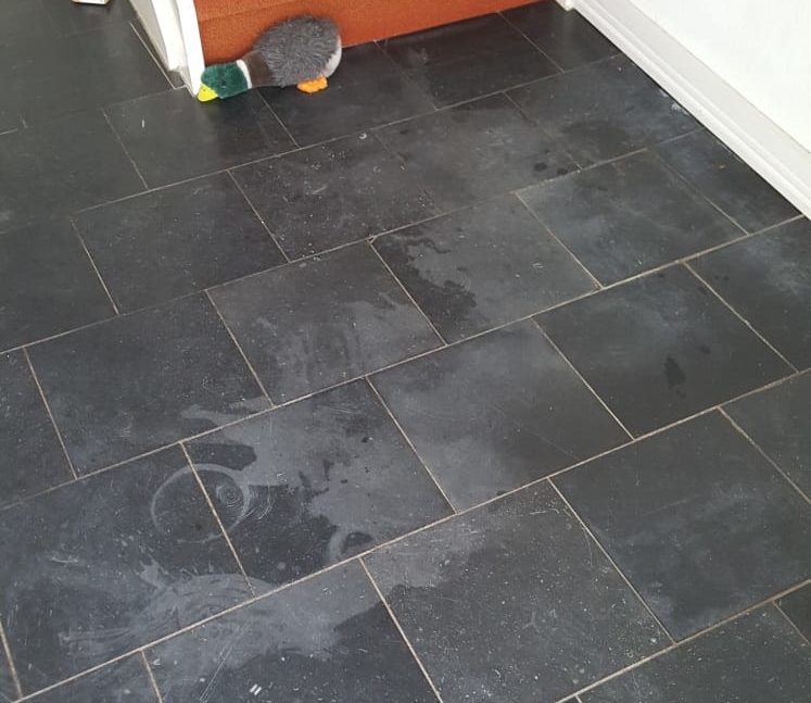 Doffe plekken op natuurstenen vloer voor herstel