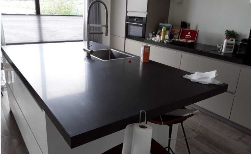 Granieten aanrechtblad na herstel door Glasstone