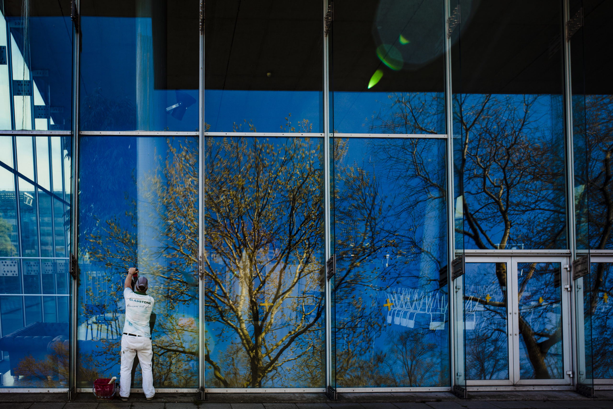 Herstel aan glazen gebouw